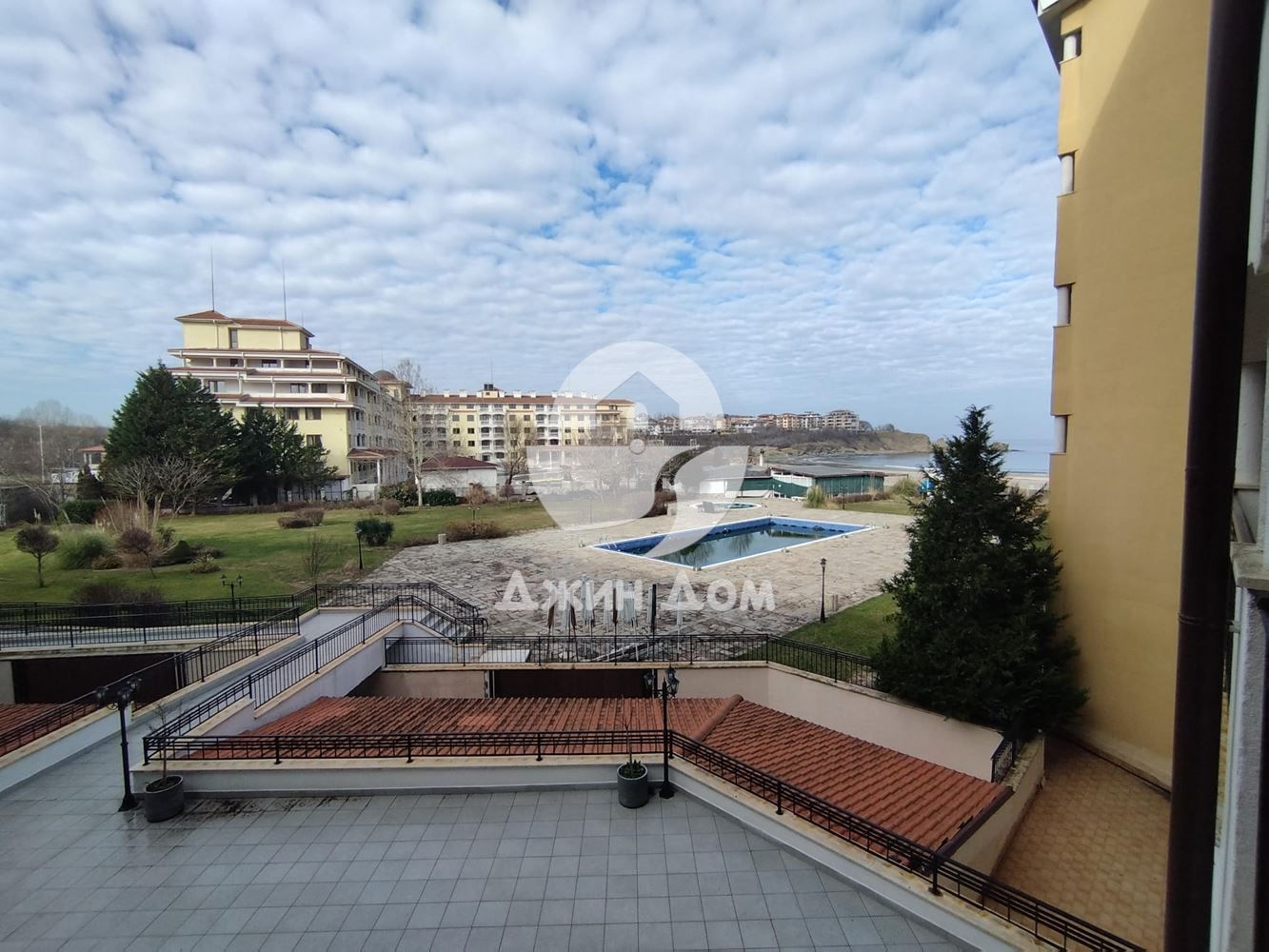 Двустаен апартамент с ГЛЕДКА МОРЕ в к-с „Реджина Маре“, гр. Царево
