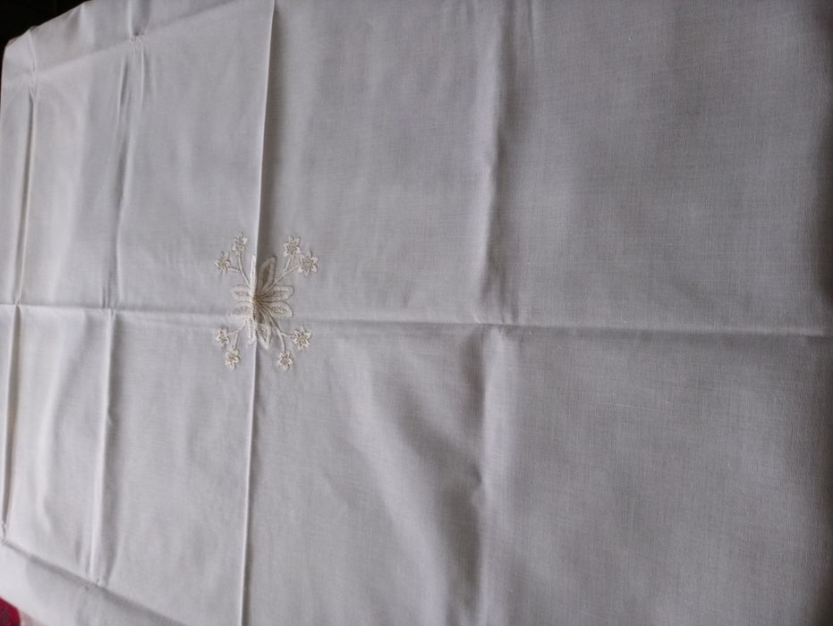 Set față de masă brodată