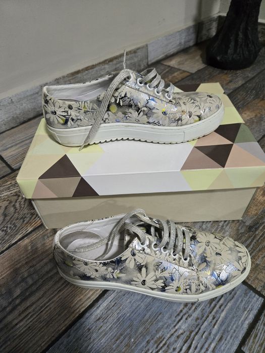 Дамски елегантни и спортни обувки