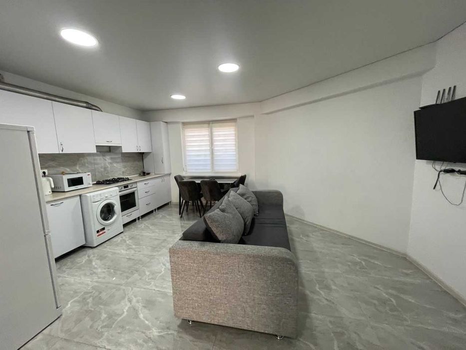 Тристаен имот в Студентски град