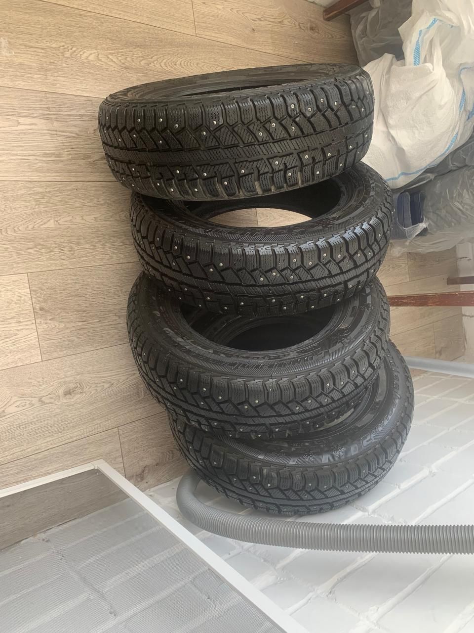 Продам шипованные шины