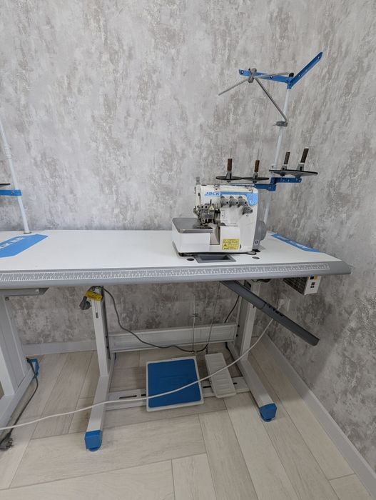 Продам промышленный оверлок Jack E3