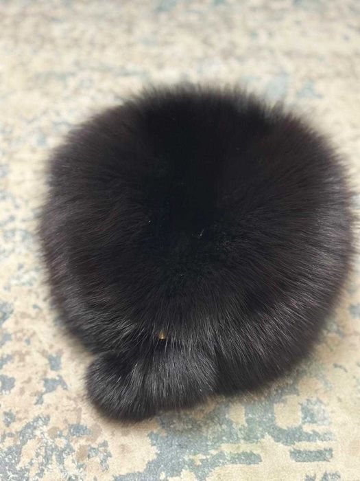 Шапка женская черного цвета из меха песца
