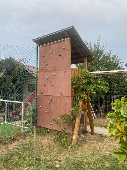 Loc de joaca copii. Tobogan. Perete catarari