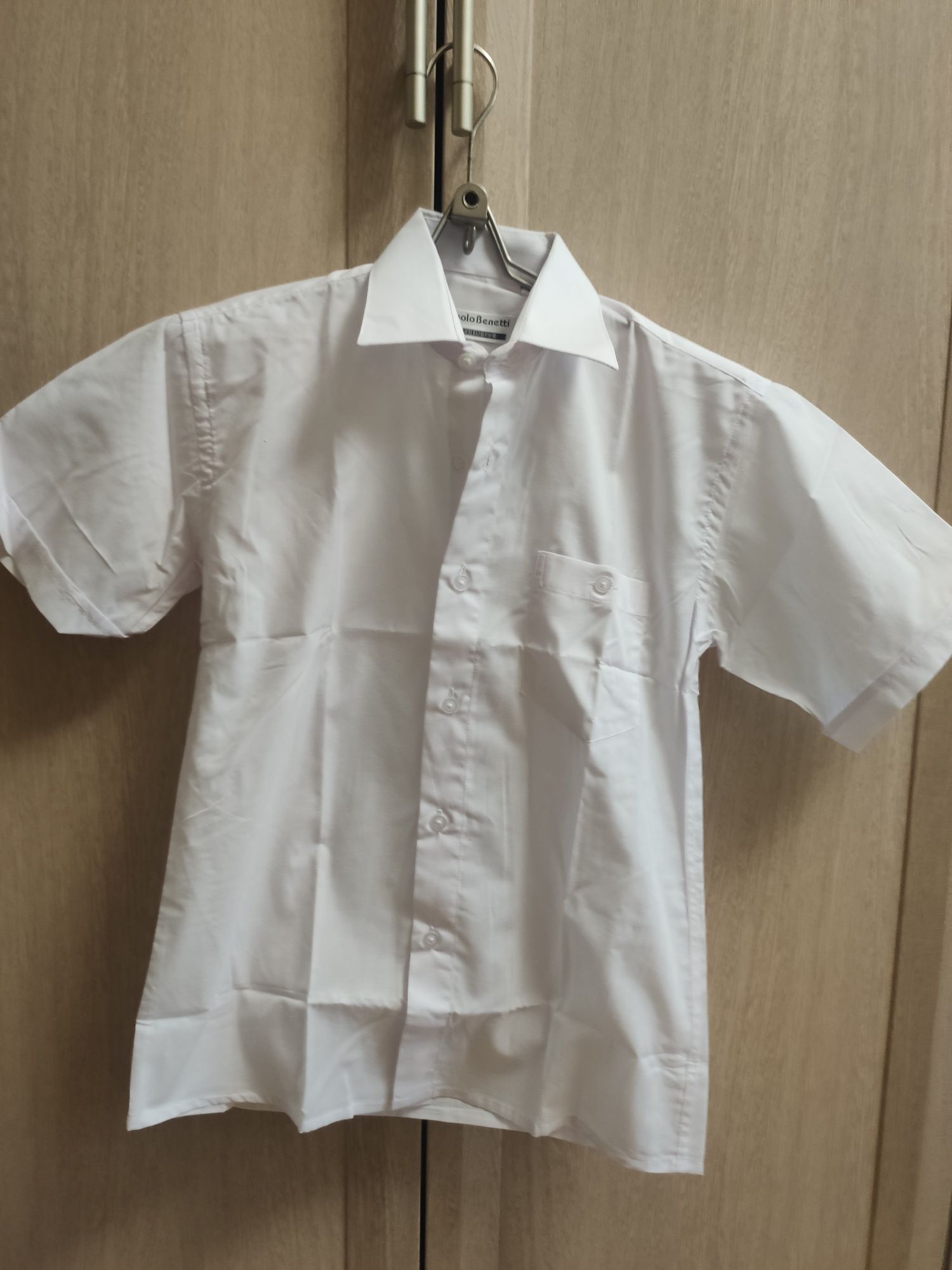 Белая новая мальчуковая рубашка