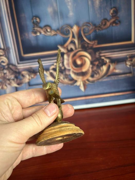 DN343 Statueta de bronz mica pe suport lemn 132g 13x7cm Vultur