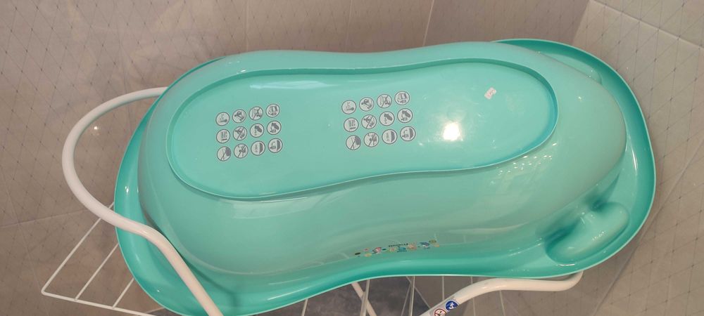 Бебешка вана със стойка и подложка за къпане.