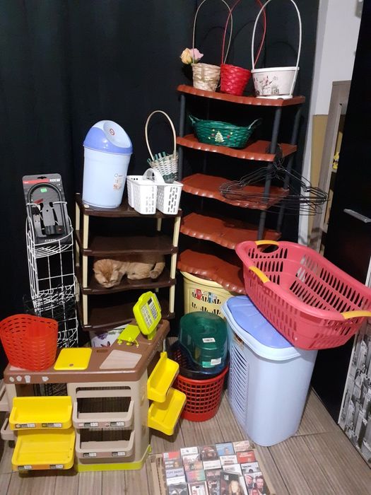 Plastice noi noute,coltare fier,rafturi,cosuri rufe,casete