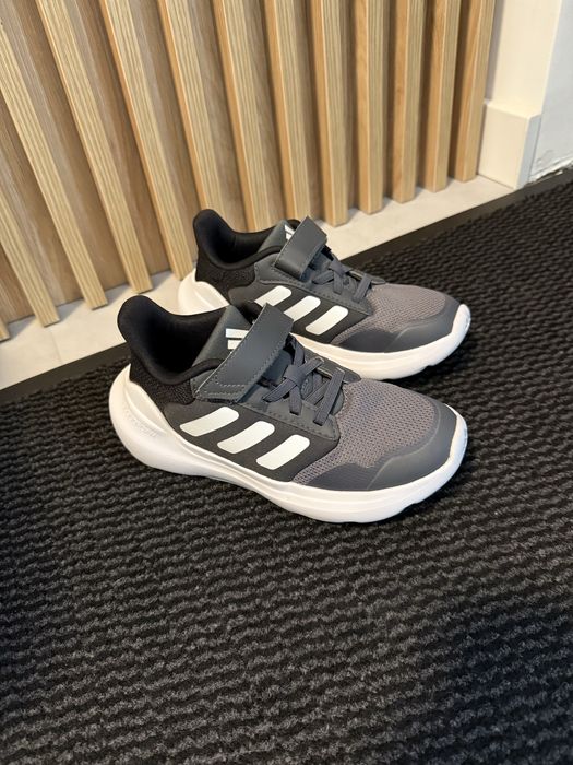 Adidas-marimea 32. Ca si Noi