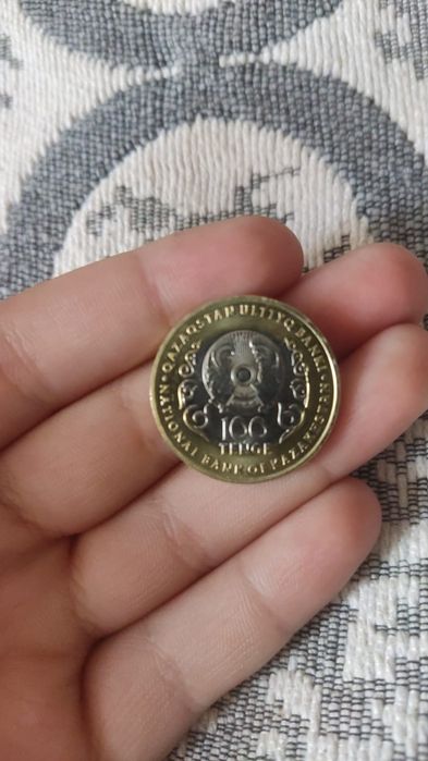 Новые 100 тенге.