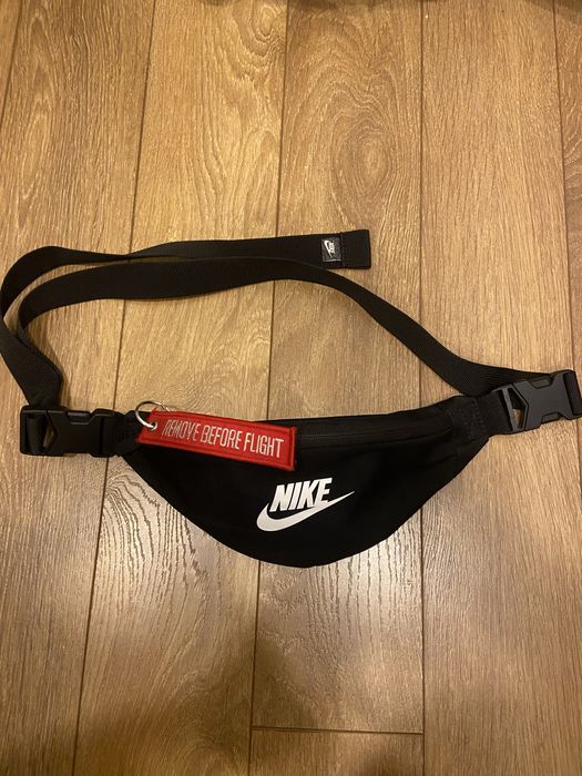 Чанта на Nike през кръста