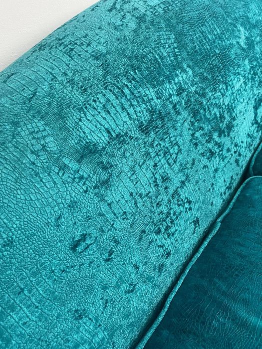 Canapea catifea Christian Lacroix turquoise – piesă statement