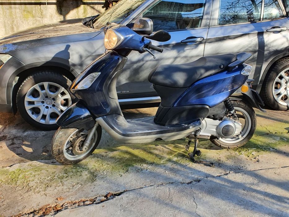 Scuter Piaggio Fly cu motor de 125cm in 4T
