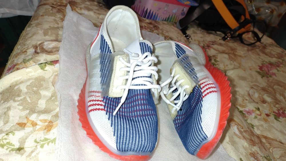 Обувани са веднъж , в пробната на магазина ;)