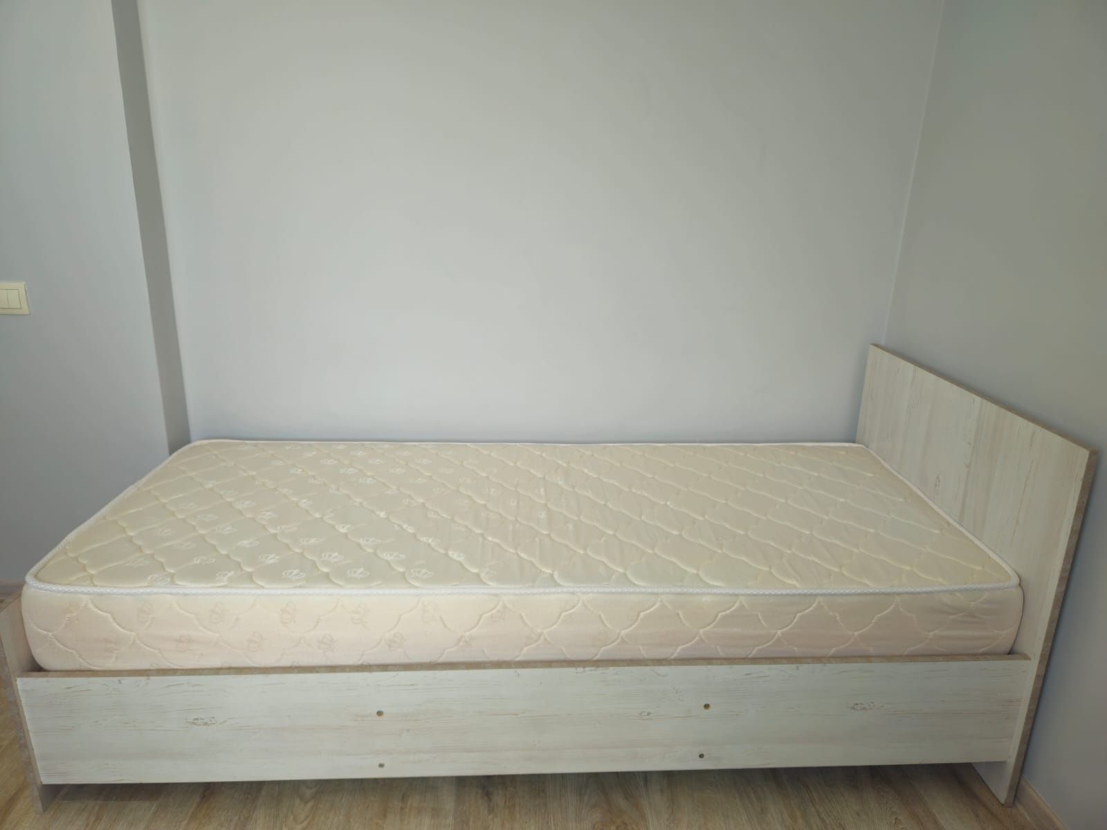 Продам кровать с матрасом
