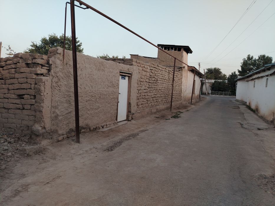 hovli sotiladi uchastka