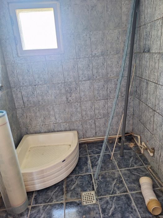 Casă cu teren de vânzare.