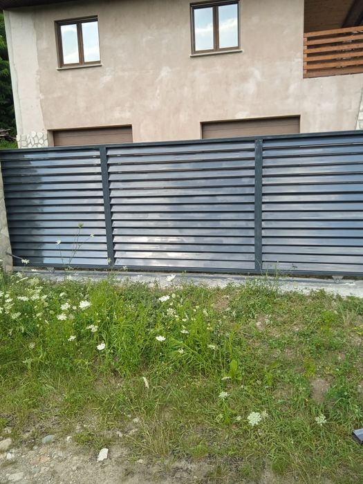 Plase de gard .porți din fer forjat.