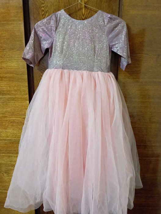 Продам платья на девочку