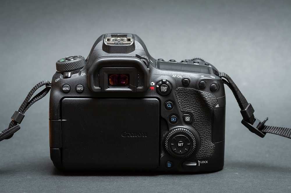 Vând aparat foto Canon 6D Mark II, cu senzor fullframe, 6D m2, body
