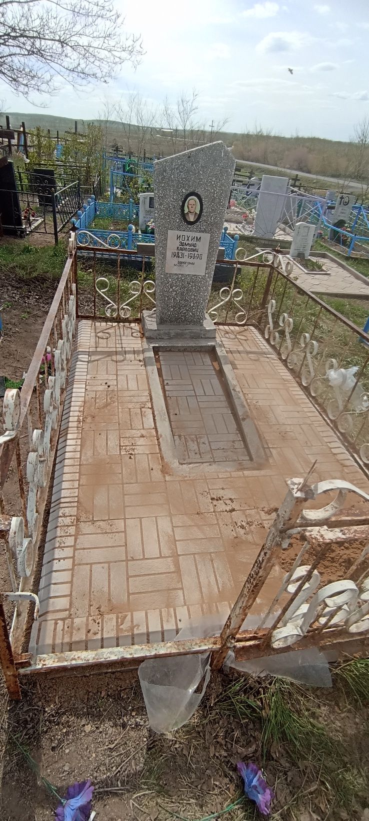 Укладка брусчатки на кладбище, установка памятника, уборка покраска