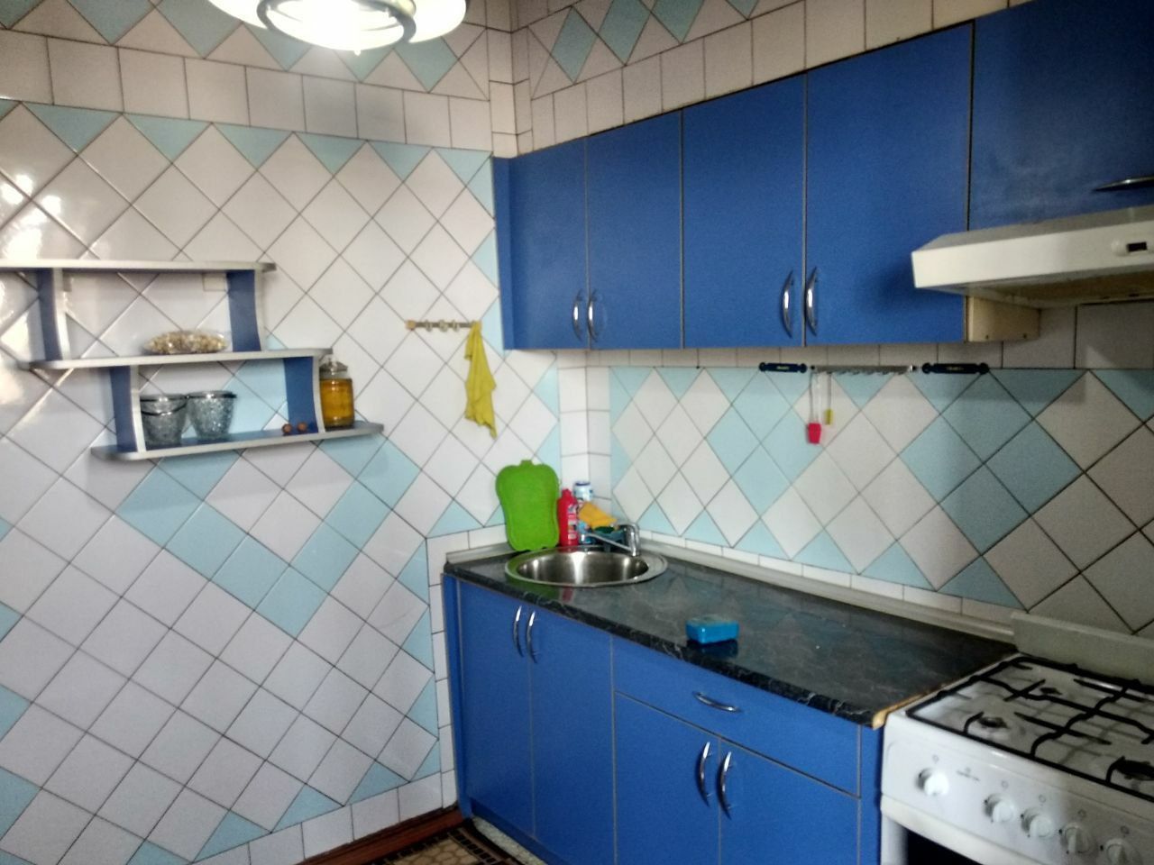 Сдаю 3комнатная квартира на Юнусабаде Бадамзар. С обстановкой всё есть
