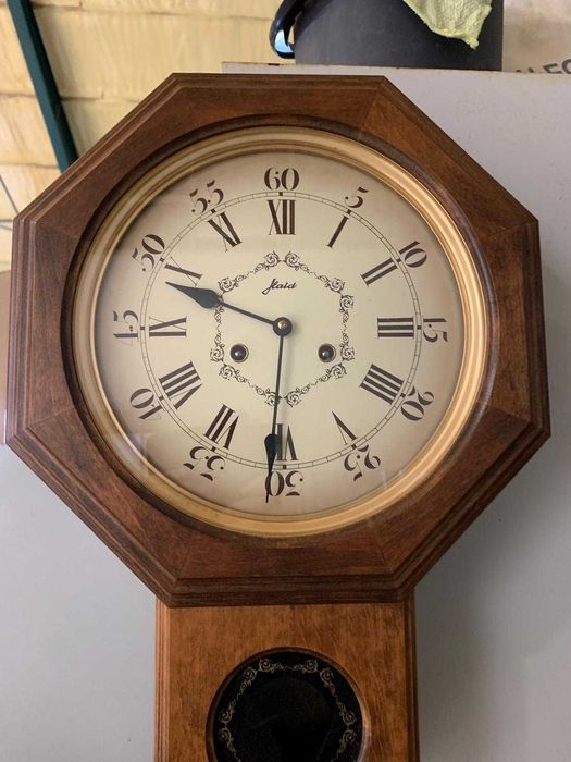 Ceas de perete cu pendul.