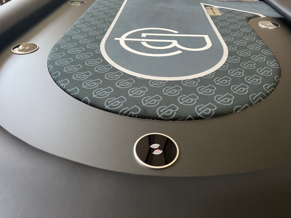 Masa Poker cu incarcare wireless a telefoanelor mobile Customtables.eu