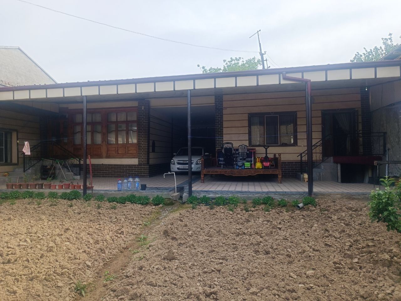 Uy sotiladi (hovli 6 so'tiq)