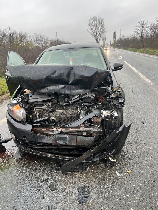 Vând mașina avariată