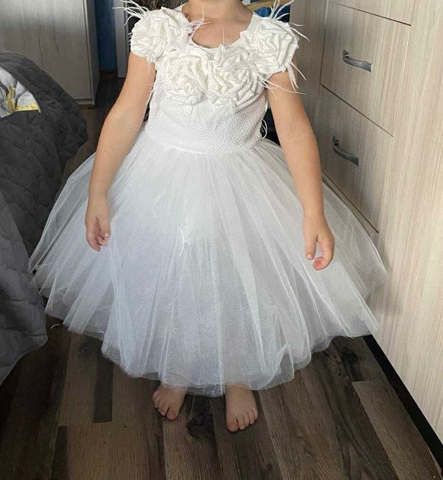 Официална детска рокля с розички и пера