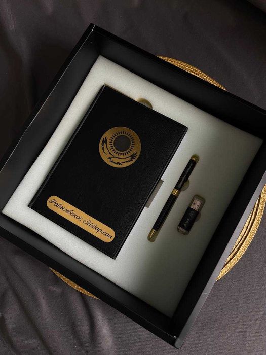 Корпоративный новогодний VIP-набор именные подарки и мерч с брендингом