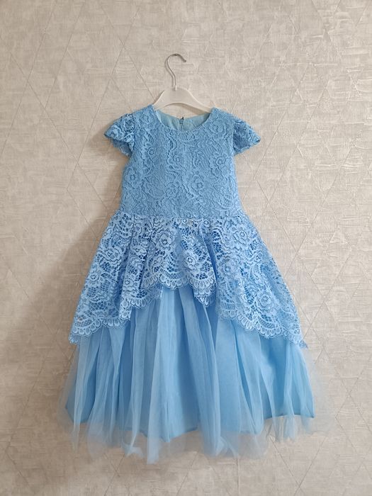 Платья нарядные для девочек 3 штуки