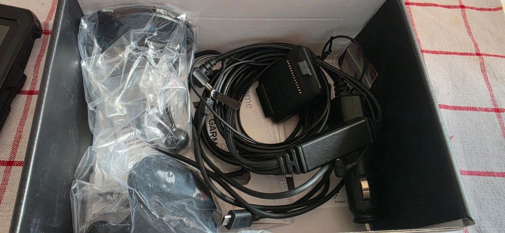 Навигация за камион Garmin Dezl 770 пълен комплект карти зацяла Европа