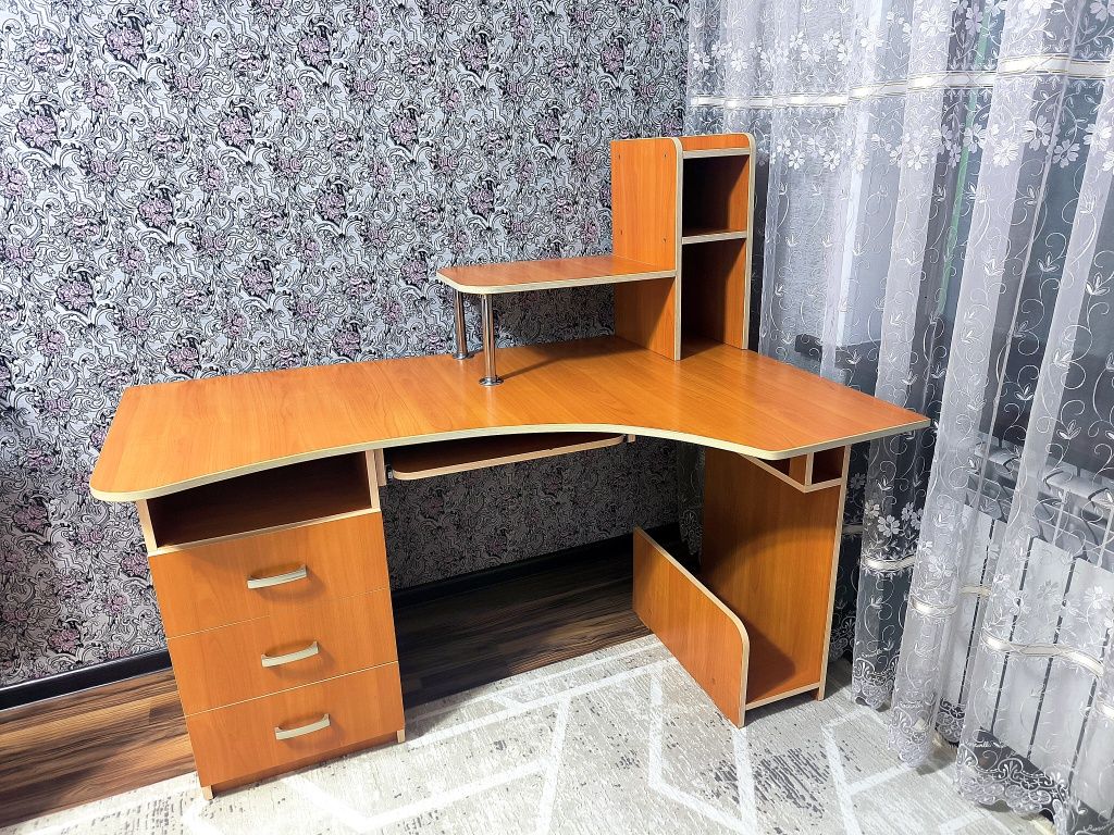 Продам компьютерный стол