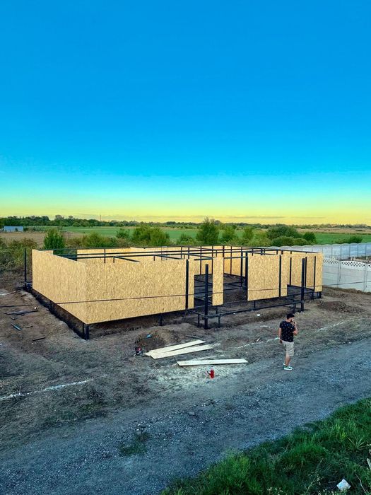 Vand casa pe structura metalica  de locuit