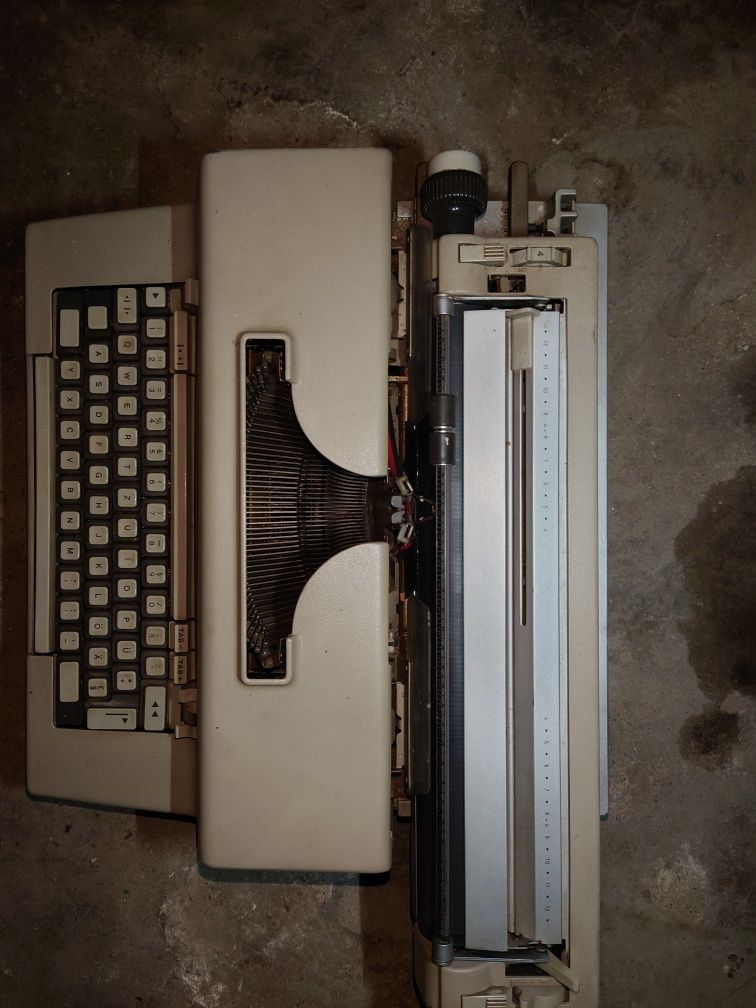 Mașină de scris electrica Olivetti Ivrea