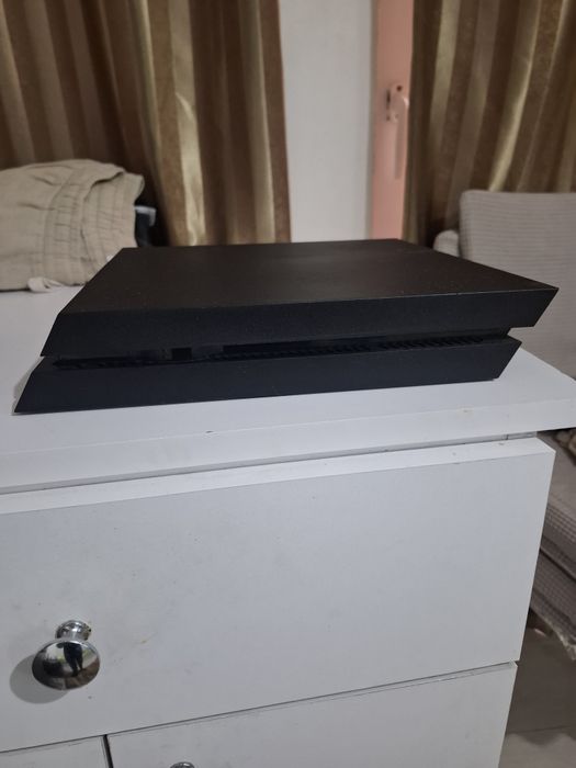 Consolă PS4 + 4 Jocuri - Stare Foarte Bună
