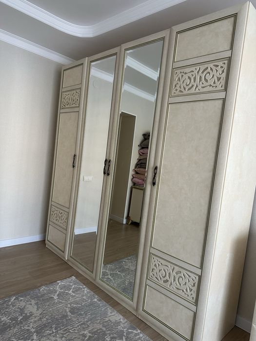 Шкаф четырех дверный с зеркалом