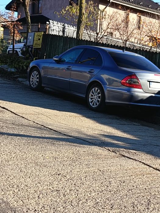 Vând Mercedes E 220