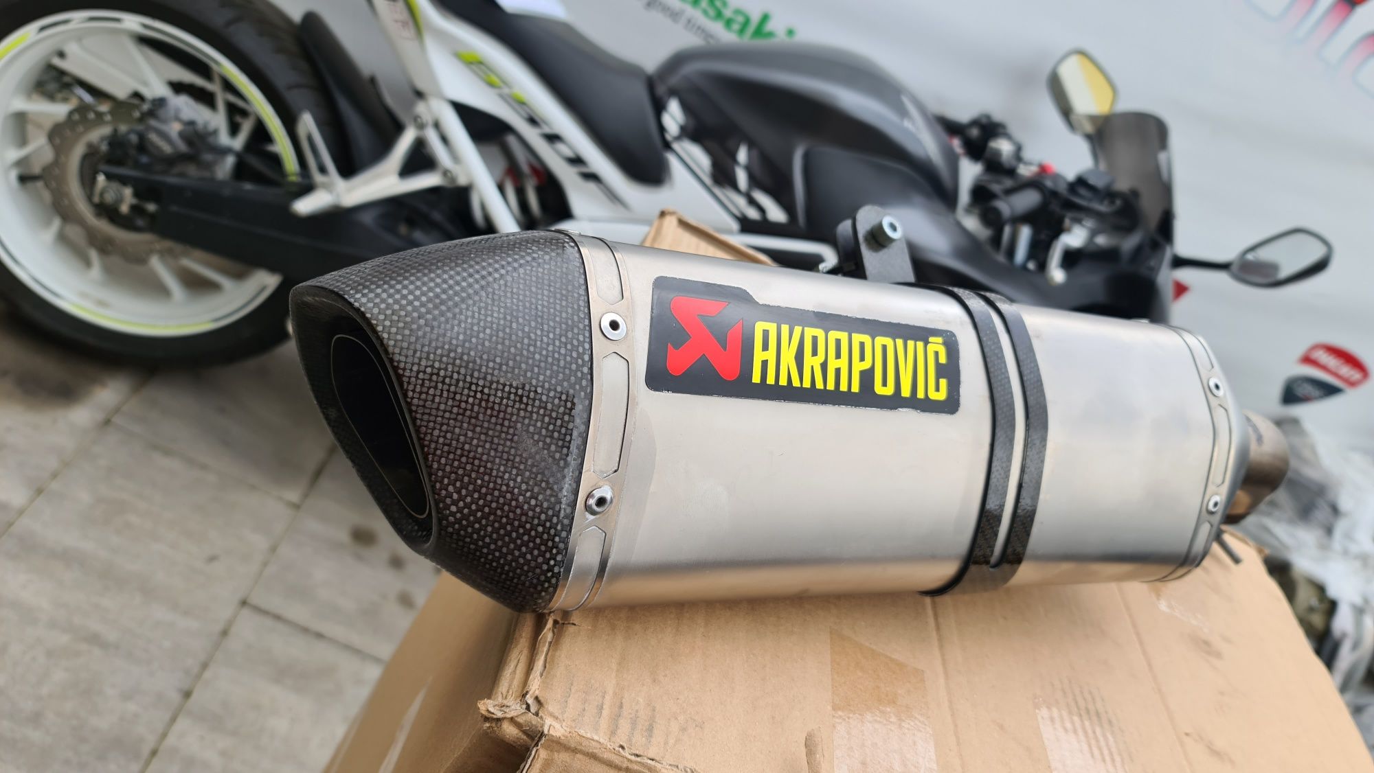 Toba evacuare Akrapovic Suzuki GSR 750 GSR750 sport galerie evacuare