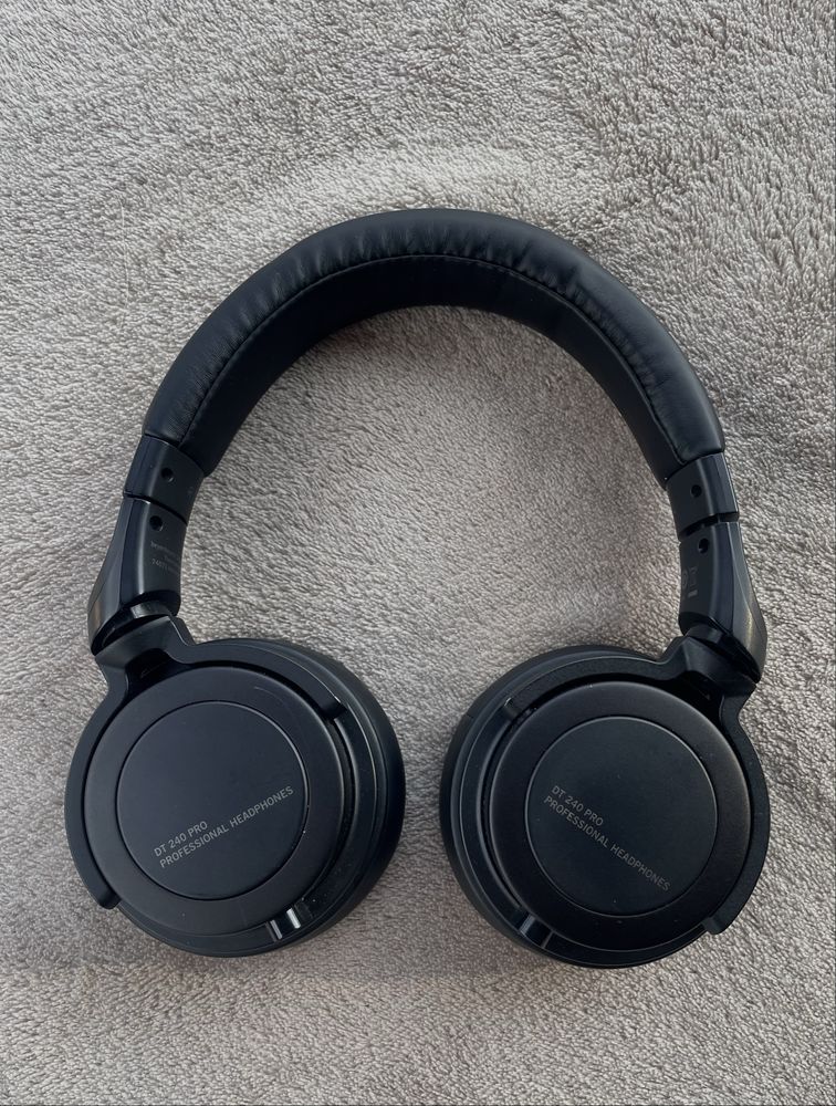 Слушалки Beyerdynamic DT 240 pro. Професионални студио слушалки
