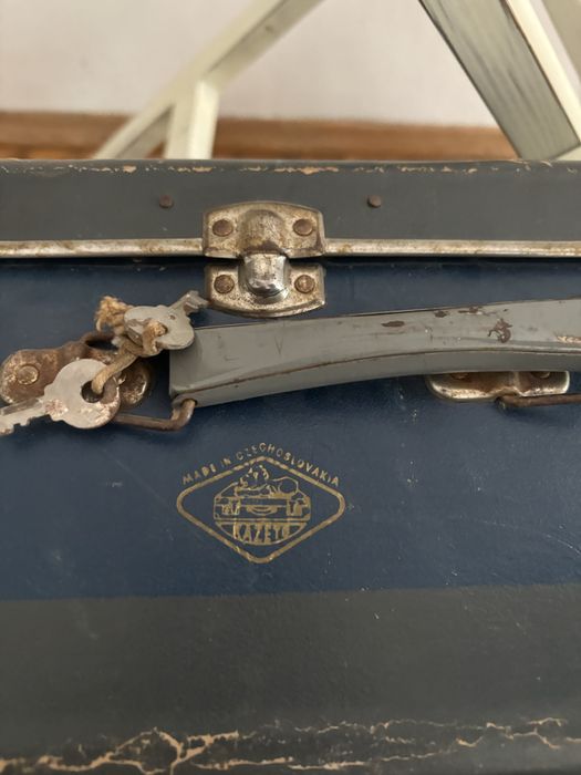 Маса декорация със стар Чехословашки  куфар  55 лв.