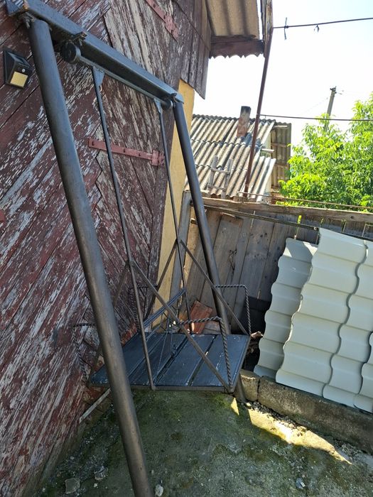 Balansoar cu 2 locuri din fier forjat,  șezut din lemn,  stare bună