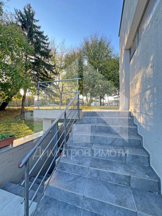 Продава двуетажен търговски обект - магазин в гр. Нови пазар.