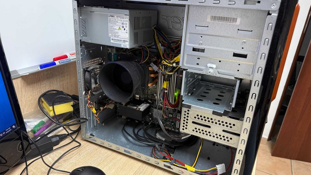 Vand calculator complet ( unitate PC + monitor + tastatura + mouse )