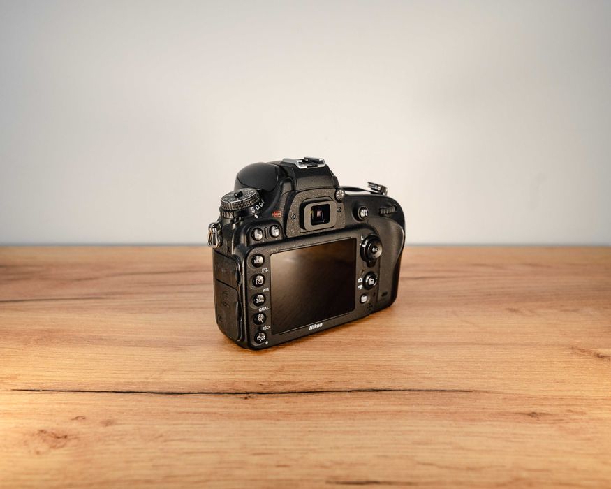 Nikon D610 + Obiectiv Nikon 35mm fx + Blit Yongnuo YN568EX III + Grip