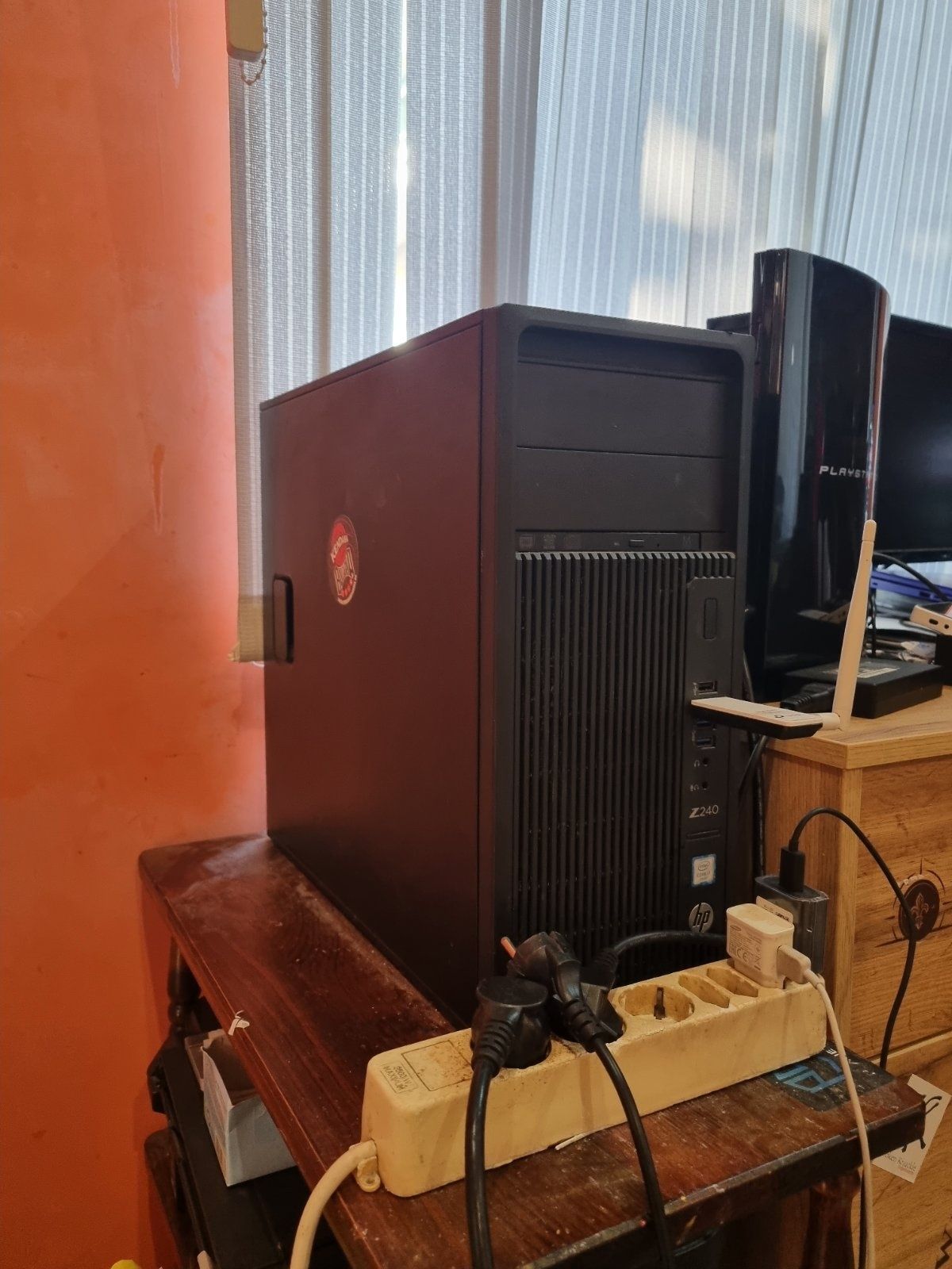 HP z240 tower desktop със сменена видеокарта и добавен HDD със 1ТБ