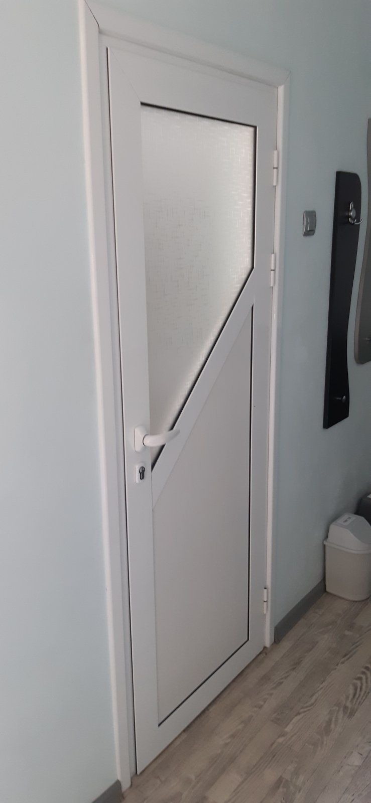 Бяла алуминиева интериорна врата 
Размери 190 / 70
В мно