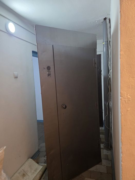 Продам входную железную дверь